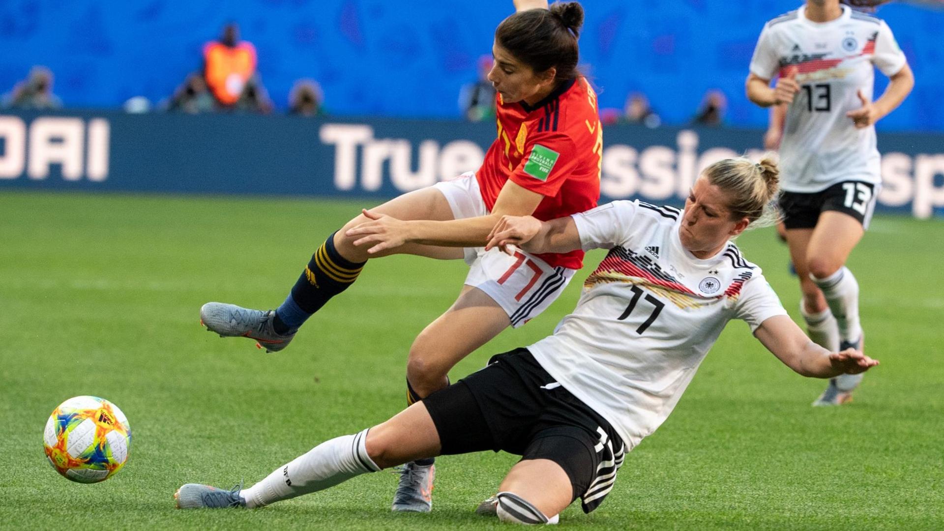 Die deutsche National-Spielerin Verena Schweers im Zwei-Kampf um den Ball. Die deutsche National-Spielerin Verena Schweers im Zwei-Kampf um den Ball.