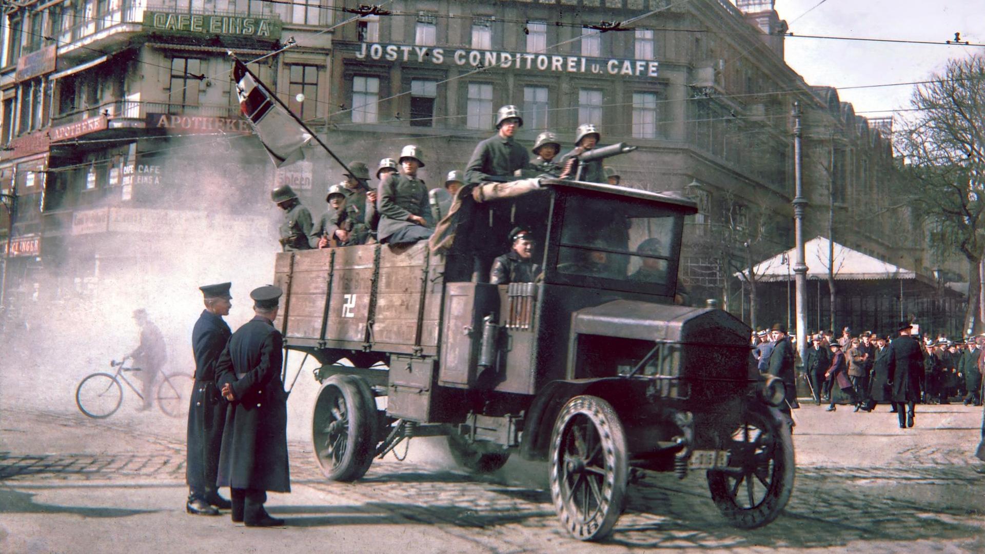 Ein nachkolorierte, historische Aufnahme vom März 1920, zeigt eine Gruppe von Putschisten mit Maschinengewehr auf einem LKW, der über den Potsdamer Platz in Berlin fährt. Ein nachkolorierte, historische Aufnahme vom März 1920, zeigt eine Gruppe von Putschisten mit Maschinengewehr auf einem LKW, der über den Potsdamer Platz in Berlin fährt.