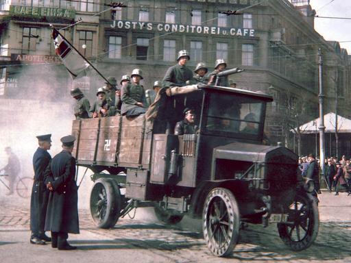 Ein nachkolorierte, historische Aufnahme vom März 1920, zeigt eine Gruppe von Putschisten mit Maschinengewehr auf einem LKW, der über den Potsdamer Platz in Berlin fährt.