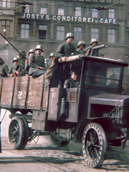 Ein nachkolorierte, historische Aufnahme vom März 1920, zeigt eine Gruppe von Putschisten mit Maschinengewehr auf einem LKW, der über den Potsdamer Platz in Berlin fährt.