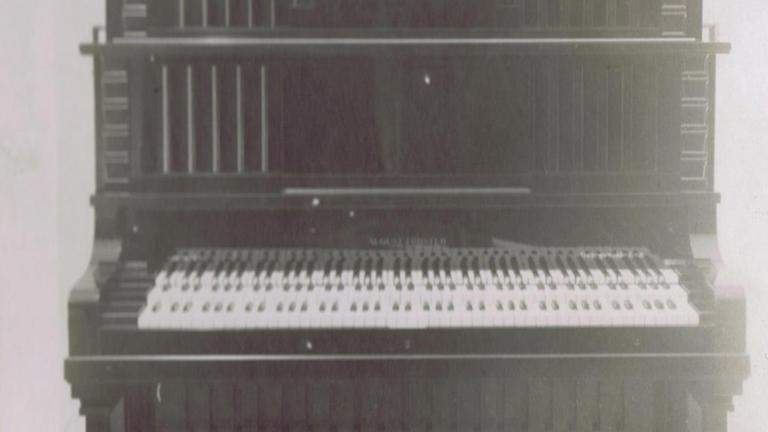 Fotographie des Klavieres mit einer erweiterten Tastatur.