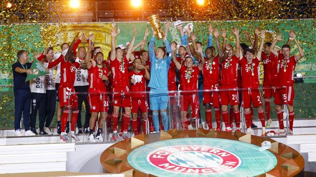 Final German Football Trophy FC BAYERN MUENCHEN - BAYER 04 LEVERKUSEN 4-2 Berlin, Germany, 4 th July 2020, Celebration winner ceremony: Manuel NEUER, FCB 1 with trophy, Robert LEWANDOWSKI, FCB 9 Philippe COUTINHO, FCB 10 Corentin TOLISSO, FCB 24 David ALABA, FCB 27 Alvaro ODRIOZOLA, FCB 2 Thomas MUELLER, MÜLLER, FCB 25 Trainer Hansi FLICK FCB, team manager, headcoach, coach, at the DFB Pokal Final match FC BAYERN MUENCHEN - BAYER 04 LEVERKUSEN 4-2 in season 2019/2020 , FCB Foto: Hans Rauchensteiner/Pool via Peter Schatz - DFB REGULATIONS PROHIBIT ANY USE OF PHOTOGRAPHS as IMAGE SEQUENCES and/or QUASI-VIDEO - National and international News-Agencies OUT Editorial Use ONLY Berlin Olympic Stadium Berlin Germany *** Final German Football Trophy FC BAYERN MUENCHEN BAYER 04 LEVERKUSEN 4 2 Berlin, Germany, 4 th July 2020, Celebration winner ceremony Manuel NEUER, FCB 1 with trophy, Robert LEWANDOWSKI, FCB 9 Philippe COUTINHO, FCB 10 Corentin TOLISSO, FCB 24 David ALABA, FCB 27 Alvaro ODRIOZOLA, FCB 2 Thomas MUELLER, MÜLLER, FCB 25 Trainer Hansi FLICK FCB , team manager, headcoach, coach, at the DFB Pokal Final match FC BAYERN MUENCHEN BAYER 04 LEVERKUSEN 4 2 in season 2019 2020 , FCB Foto Hans Rauchensteiner Pool via Peter Schatz DFB REGULATIONS PROHIBIT ANY USE OF PHOTOGRAPHS as IMAGE SEQUENCES and or QUASI VIDEO National and international News Agencies OUT Editorial Use ONLY Berlin Olympic Stadium Berlin Germany Poolfoto Hans Rauchensteiner/Pool via Peter Schatz ,EDITORIAL USE ONLY