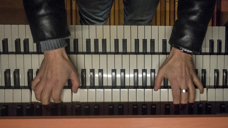 Klangkunst: Der Stadtkantor von Korbach spielt auf der neuen Orgel
