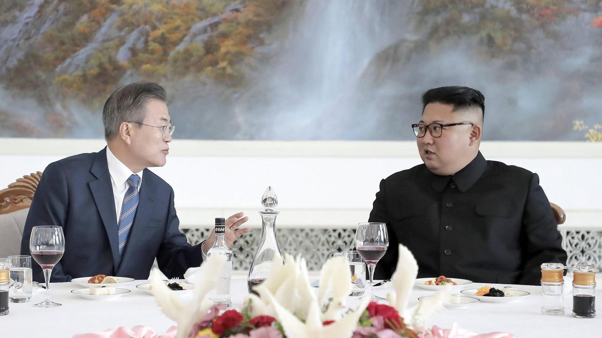 Südkoreas Präsident Moon Jae-In und der nordkoreanische Diktator Kim Jong-Un beim gemeinsamen Lunch im Rahmen des Korea-Gipfels im September 2018. Südkoreas Präsident Moon Jae-In und der nordkoreanische Diktator Kim Jong-Un beim gemeinsamen Lunch im Rahmen des Korea-Gipfels im September 2018.