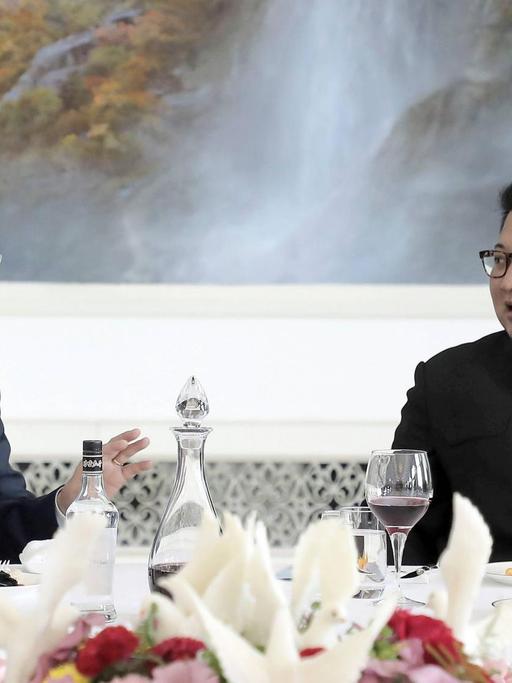 Südkoreas Präsident Moon Jae-In und der nordkoreanische Diktator Kim Jong-Un beim gemeinsamen Lunch im Rahmen des Korea-Gipfels im September 2018.