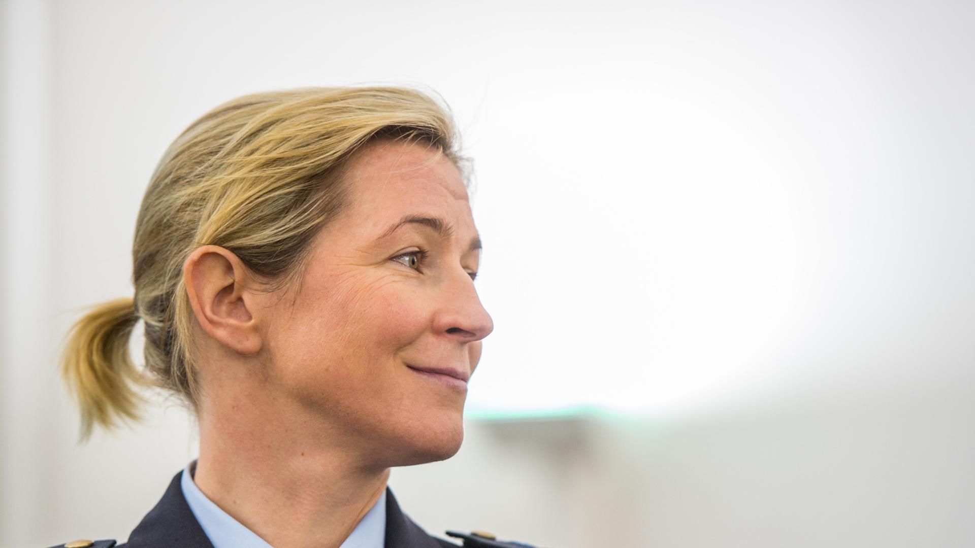 Claudia Pechstein in einem Sitzungssaal des Oberlandesgerichts. Sie lächelt. Claudia Pechstein in einem Sitzungssaal des Oberlandesgerichts. Sie lächelt.