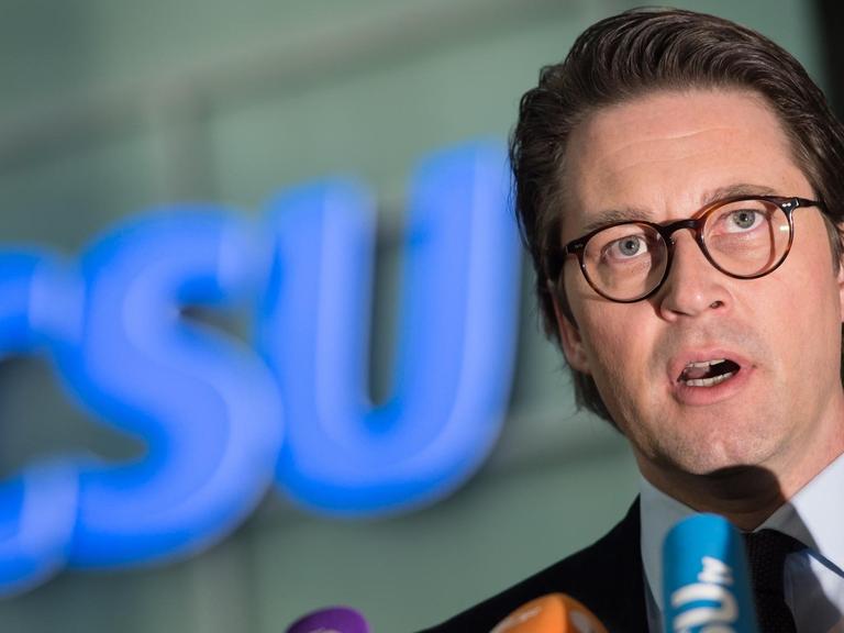 CSU-Generalsekretär Andreas Scheuer spricht in München (Bayern) in Mikrofone