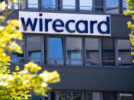 Der Schriftzug von Wirecard ist an der Firmenzentrale des Zahlungsdienstleisters in Aschheim in Bayern zu sehen