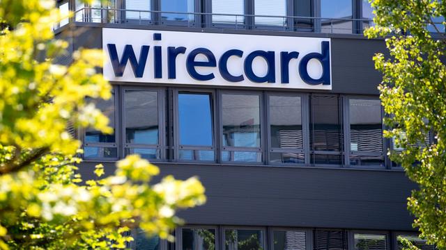 Der Schriftzug von Wirecard ist an der Firmenzentrale des Zahlungsdienstleisters in Aschheim in Bayern zu sehen