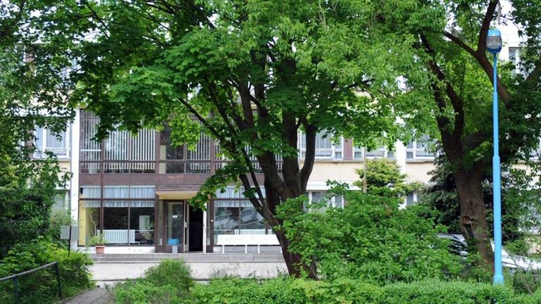 Das Hauptgebäude der Sportschule Zinnowitz im Jahr 2010 Das Hauptgebäude der Sportschule Zinnowitz im Jahr 2010