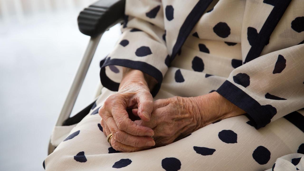 Eine Bewohnerin sitzt am 05.06.2014 in Neu-Isenburg (Hessen) im Altenpflegeheim "Am Erlenbruch" im Rollstuhl in ihrem Zimmer. Eine Bewohnerin sitzt am 05.06.2014 in Neu-Isenburg (Hessen) im Altenpflegeheim "Am Erlenbruch" im Rollstuhl in ihrem Zimmer.
