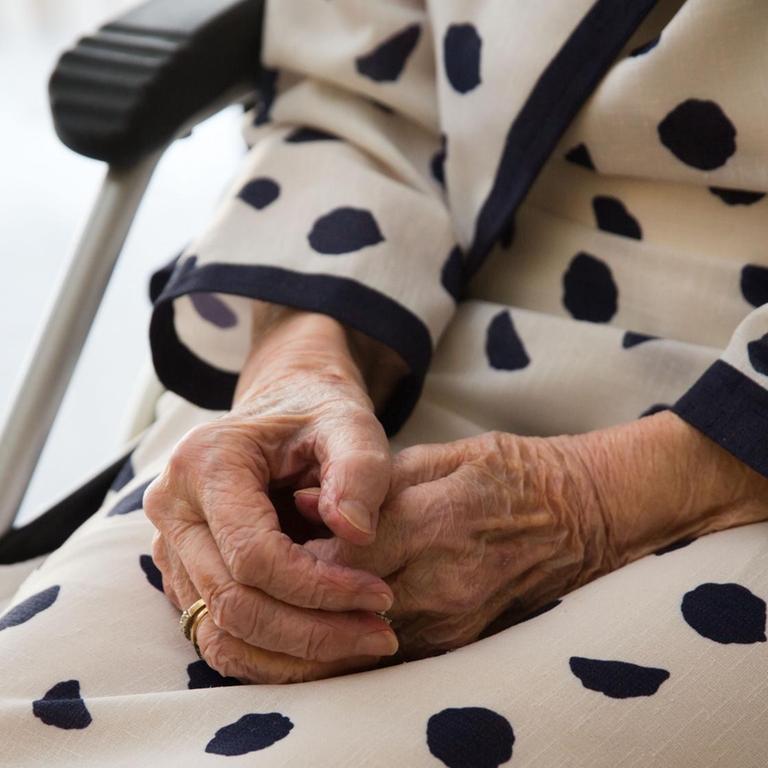 Eine Bewohnerin sitzt am 05.06.2014 in Neu-Isenburg (Hessen) im Altenpflegeheim "Am Erlenbruch" im Rollstuhl in ihrem Zimmer.