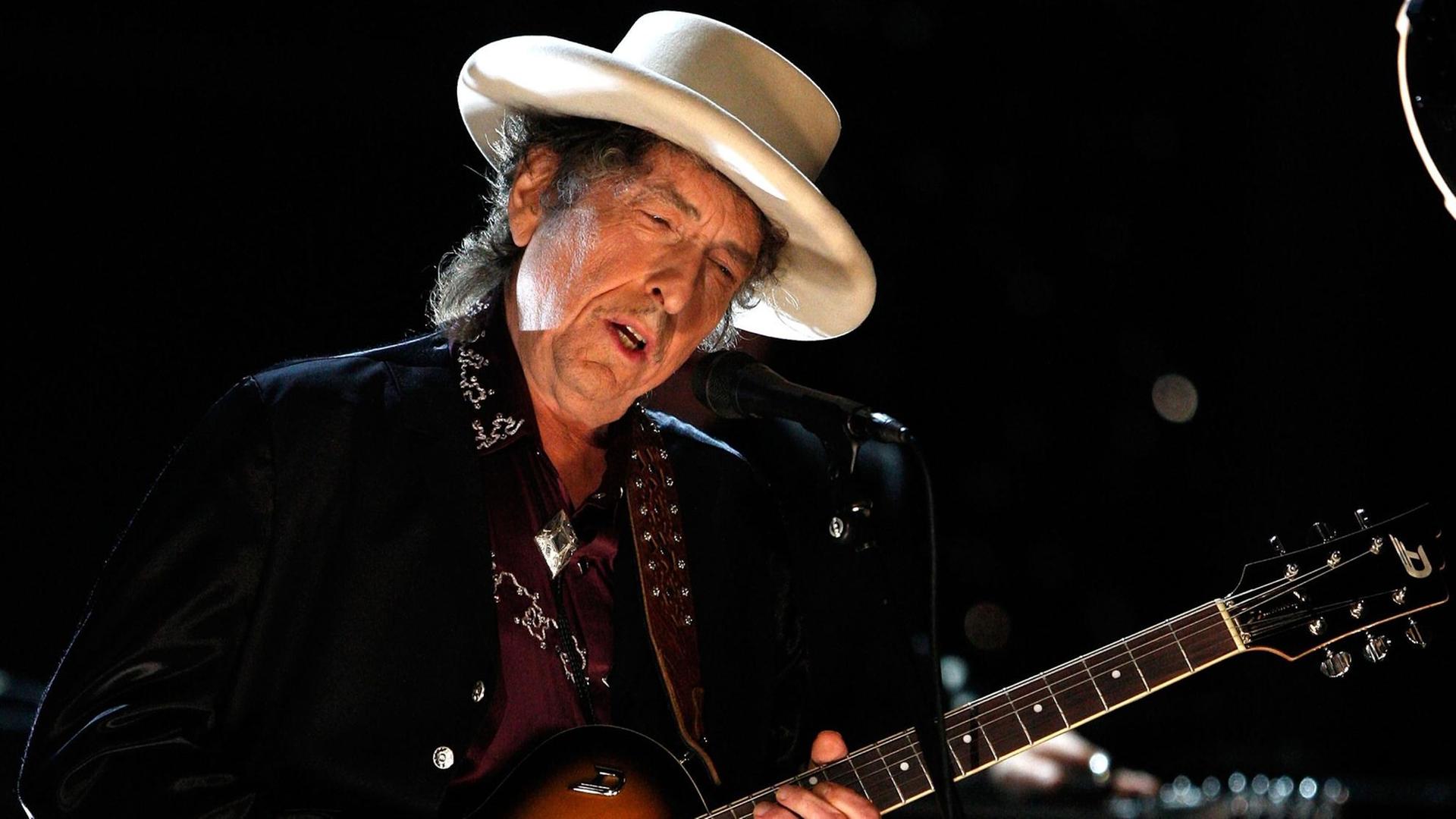 Bob Dylan bei einem Auftritt in Kalifornien 2009