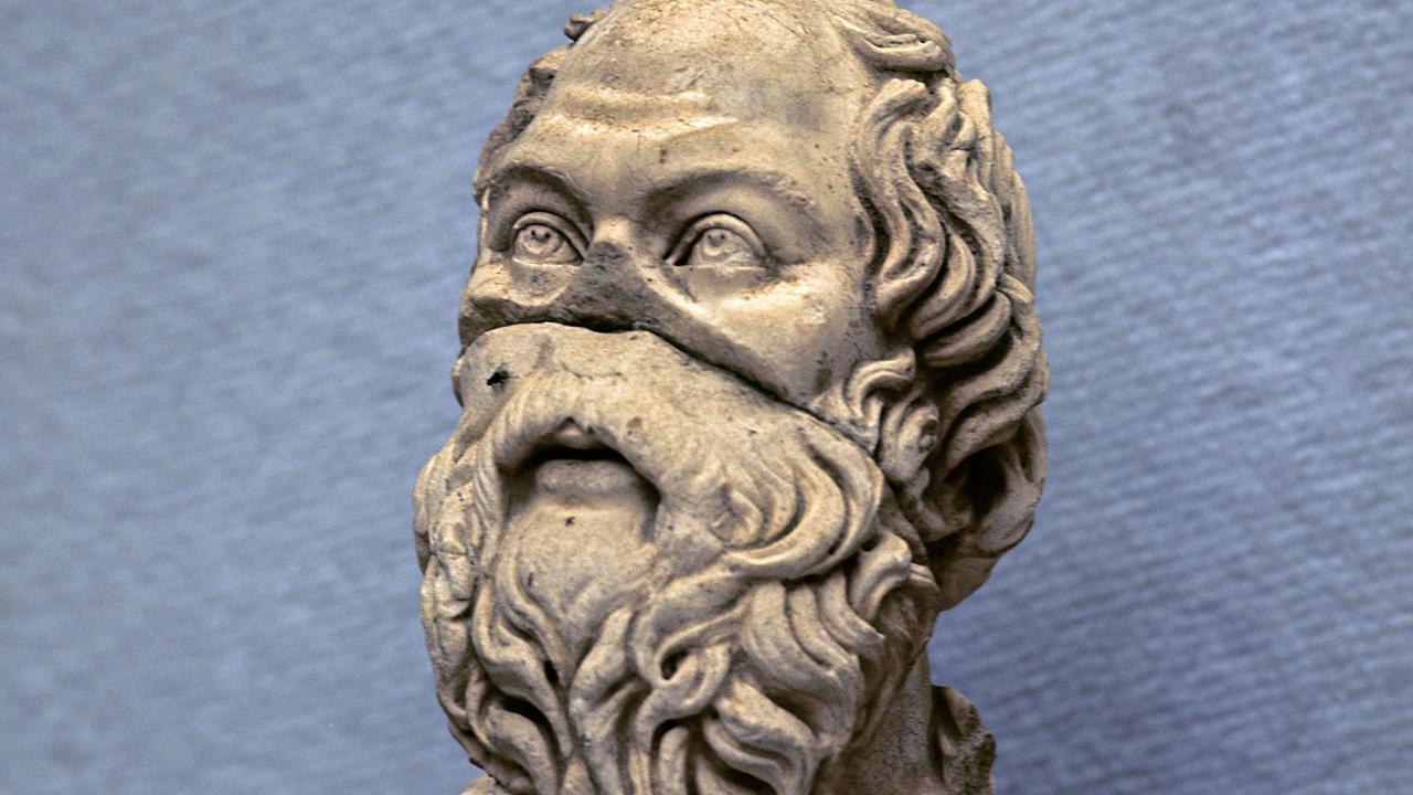 Eine Büste des antiken griechischen Philosophen Sokrates (um 470 v. Chr. bis 399 v. Chr.) im Museum von Selcuk (Türkei). Eine Büste des antiken griechischen Philosophen Sokrates (um 470 v. Chr. bis 399 v. Chr.) im Museum von Selcuk (Türkei).