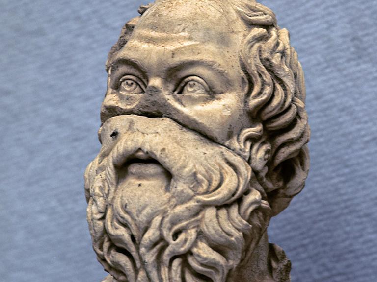 Eine Büste des antiken griechischen Philosophen Sokrates (um 470 v. Chr. bis 399 v. Chr.) im Museum von Selcuk (Türkei). Sokrates war mit Xanthippe verheiratet und wurde wegen der Einführung neuer Götter und Verführung der Jugend zum Tode durch den Schierlingsbecher (Giftbecher) verurteilt. Da Sokrates seine Lehre ausschließlich mündlich verbreitete, gibt es nur sekundäre Quellen, z. B. seiner Schüler, über seine Philosophie
