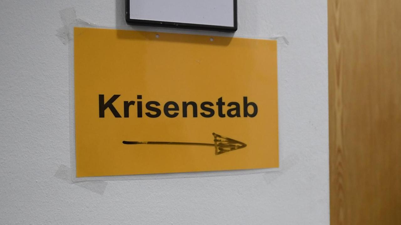 Das Foto zeigt einen gelben Zettel mit der Aufschrift "Krisenstab". Das Foto zeigt einen gelben Zettel mit der Aufschrift "Krisenstab".