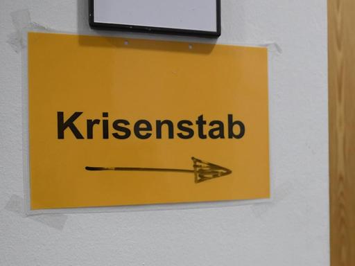 Das Foto zeigt einen gelben Zettel mit der Aufschrift "Krisenstab".