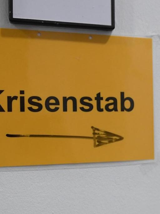 Das Foto zeigt einen gelben Zettel mit der Aufschrift "Krisenstab".