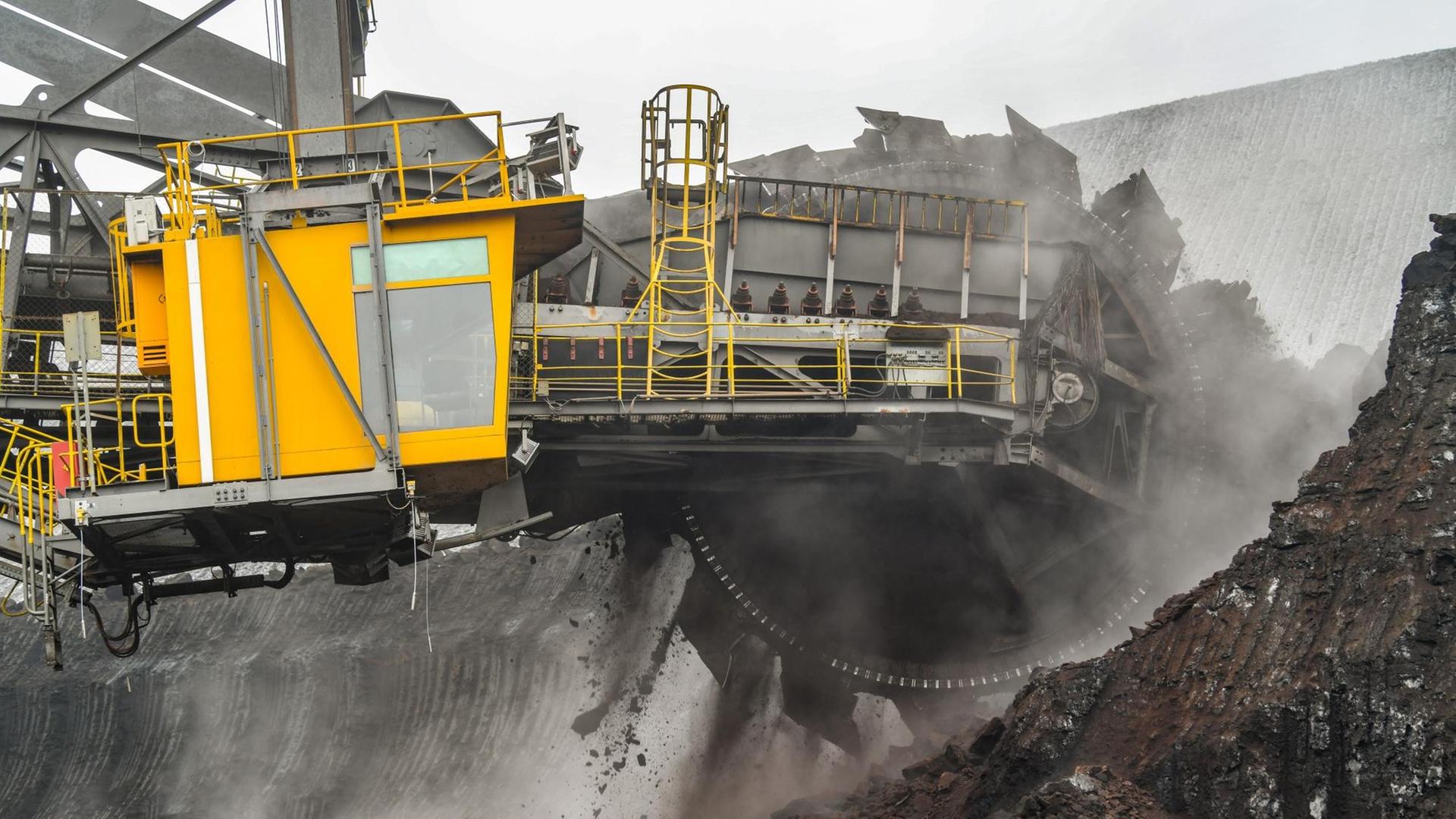 in Schaufelradbagger trägt Braunkohle im Braunkohletagebau Welzow-Süd der Lausitz Energie Bergbau AG (LEAG) ab. Hier wird das 2. Lausitzer Flöz abgebaut. Aus dem Tagebau Welzow-Süd werden jährlich etwa 20 Millionen Tonnen Rohbraunkohle gefördert. in Schaufelradbagger trägt Braunkohle im Braunkohletagebau Welzow-Süd der Lausitz Energie Bergbau AG (LEAG) ab. Hier wird das 2. Lausitzer Flöz abgebaut. Aus dem Tagebau Welzow-Süd werden jährlich etwa 20 Millionen Tonnen Rohbraunkohle gefördert.
