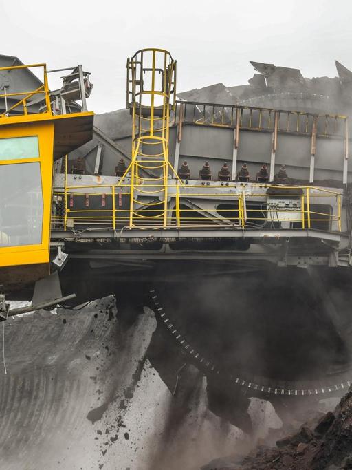 in Schaufelradbagger trägt Braunkohle im Braunkohletagebau Welzow-Süd der Lausitz Energie Bergbau AG (LEAG) ab. Hier wird das 2. Lausitzer Flöz abgebaut. Aus dem Tagebau Welzow-Süd werden jährlich etwa 20 Millionen Tonnen Rohbraunkohle gefördert.