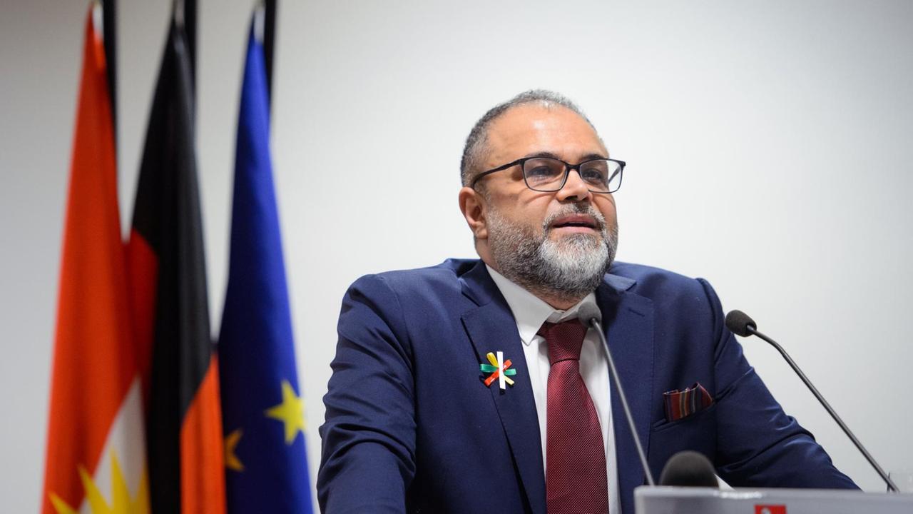 21.03.2018, Berlin: Ali Ertan Toprak, Vorsitzender der kurdischen Gemeinde Deutschlands, spricht beim Neujahrsempfang der kurdischen Gemeinde in der Landesvertretung Niedersachsen. Nowruz ist das Neujahrsfest im persischen Kalender und markiert den Frühlingsanfang. Foto: Gregor Fischer/dpa | Verwendung weltweit 21.03.2018, Berlin: Ali Ertan Toprak, Vorsitzender der kurdischen Gemeinde Deutschlands, spricht beim Neujahrsempfang der kurdischen Gemeinde in der Landesvertretung Niedersachsen. Nowruz ist das Neujahrsfest im persischen Kalender und markiert den Frühlingsanfang. Foto: Gregor Fischer/dpa | Verwendung weltweit