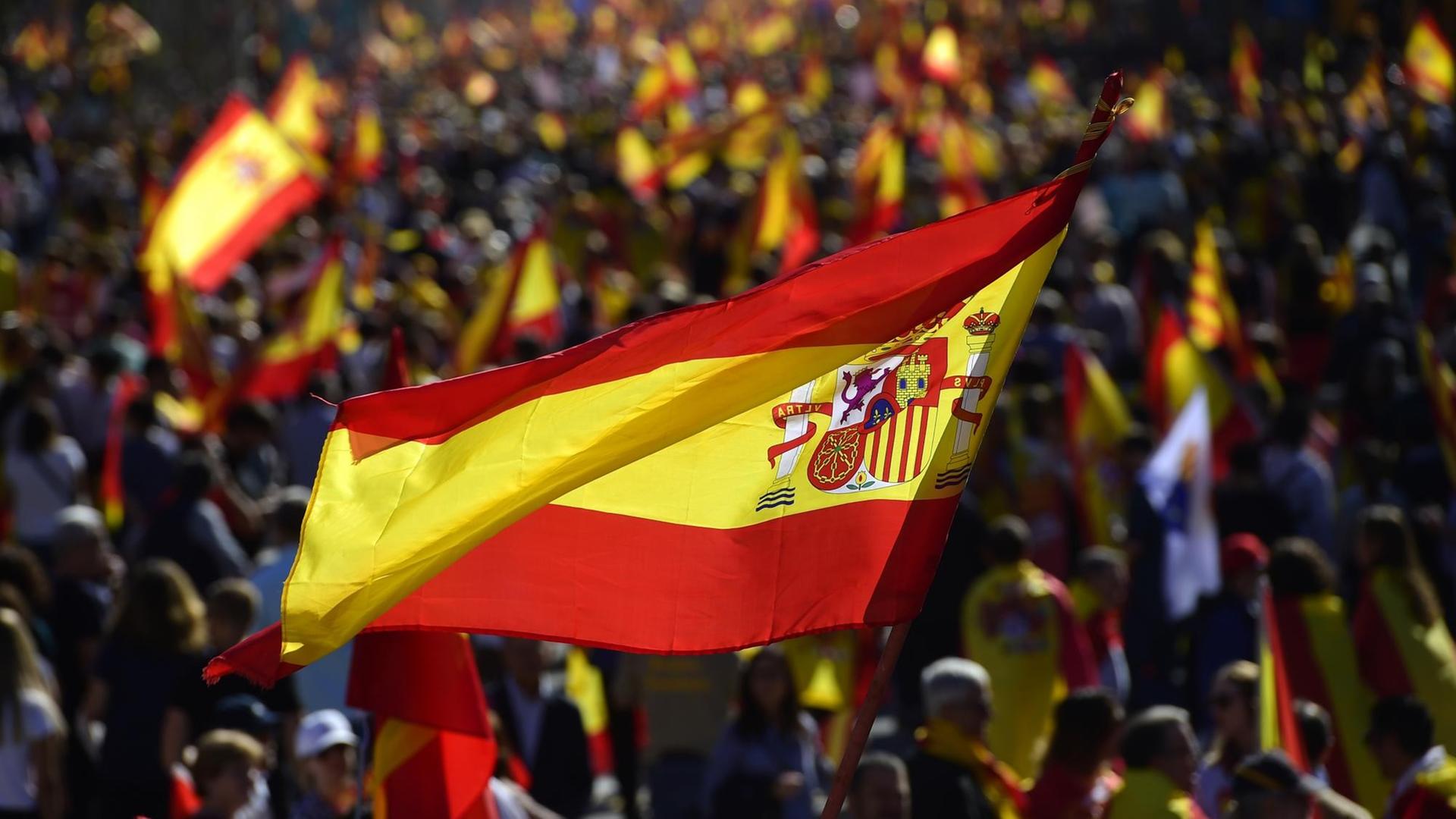 Demonstranten in Katalonien schwenken spanische Flaggen in einer Menschenmenge