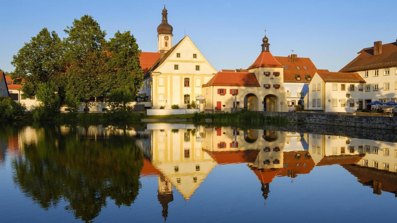 Ortsansicht von Allersberg in Franken: im Vordergrund der Spitalweiher, dahinter der Torturm und das ehemalige Spital. Ortsansicht von Allersberg in Franken: im Vordergrund der Spitalweiher, dahinter der Torturm und das ehemalige Spital.