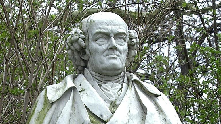 Das Denkmal von Samuel Hahnemann im Schloßpark von Köthen (Sachsen-Anhalt). Hahnemann, der als der Begründer der Homöopathie gilt, wohnte hier von 1821 bis 1835. Das Denkmal von Samuel Hahnemann im Schloßpark von Köthen (Sachsen-Anhalt). Hahnemann, der als der Begründer der Homöopathie gilt, wohnte hier von 1821 bis 1835.