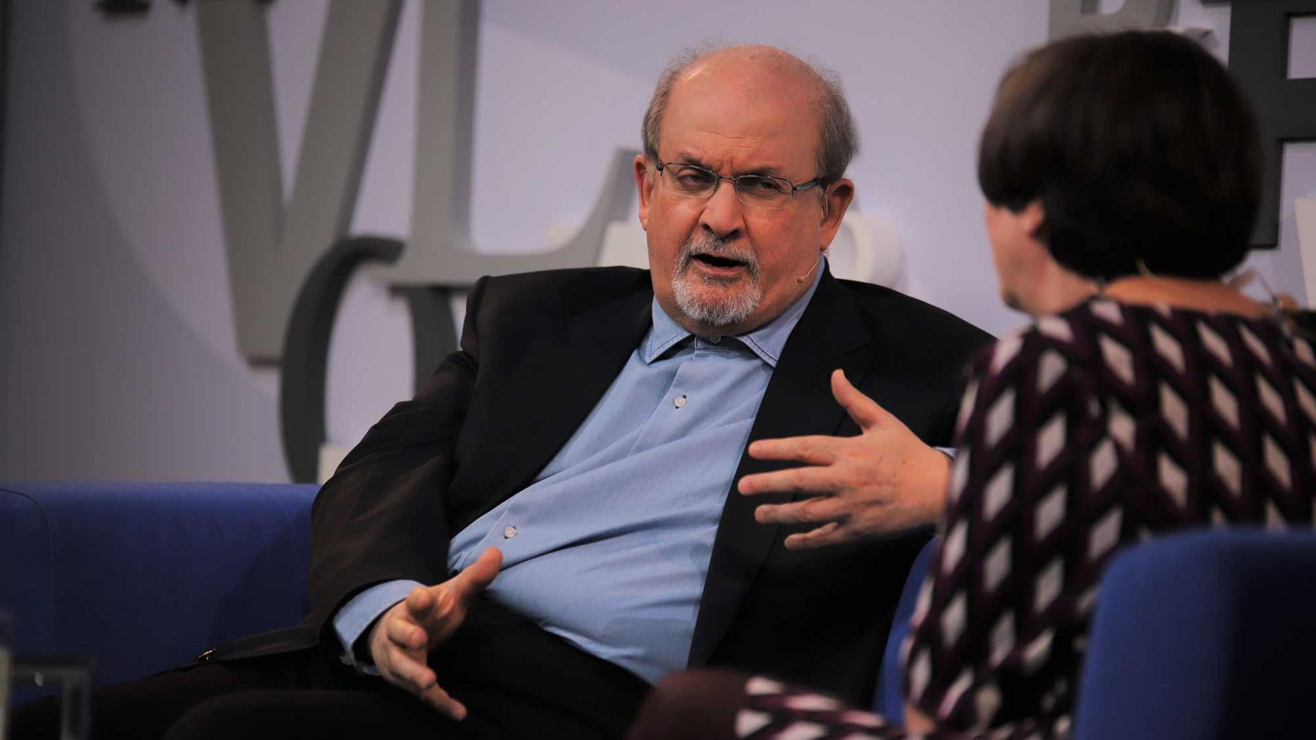 Frankfurter Buchmesse 2017: Salman Rushdie im Gespräch mit Barbara Wahlster von Deutschlandfunk Kultur über sein neues Buch "Golden House". Frankfurter Buchmesse 2017: Salman Rushdie im Gespräch mit Barbara Wahlster von Deutschlandfunk Kultur über sein neues Buch "Golden House".