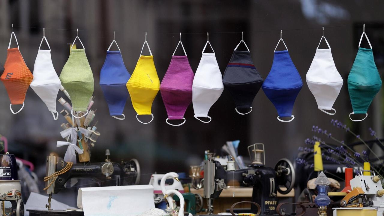 Verschiedene Masken aus Stoff hängen im Fenster einer Schneiderei. Bonn, 03.07.2020 *** Various masks made of fabric hang in the window of a tailor shop Bonn, 03 07 2020 Foto:xC.xHardtx/xFuturexImage Verschiedene Masken aus Stoff hängen im Fenster einer Schneiderei. Bonn, 03.07.2020 *** Various masks made of fabric hang in the window of a tailor shop Bonn, 03 07 2020 Foto:xC.xHardtx/xFuturexImage