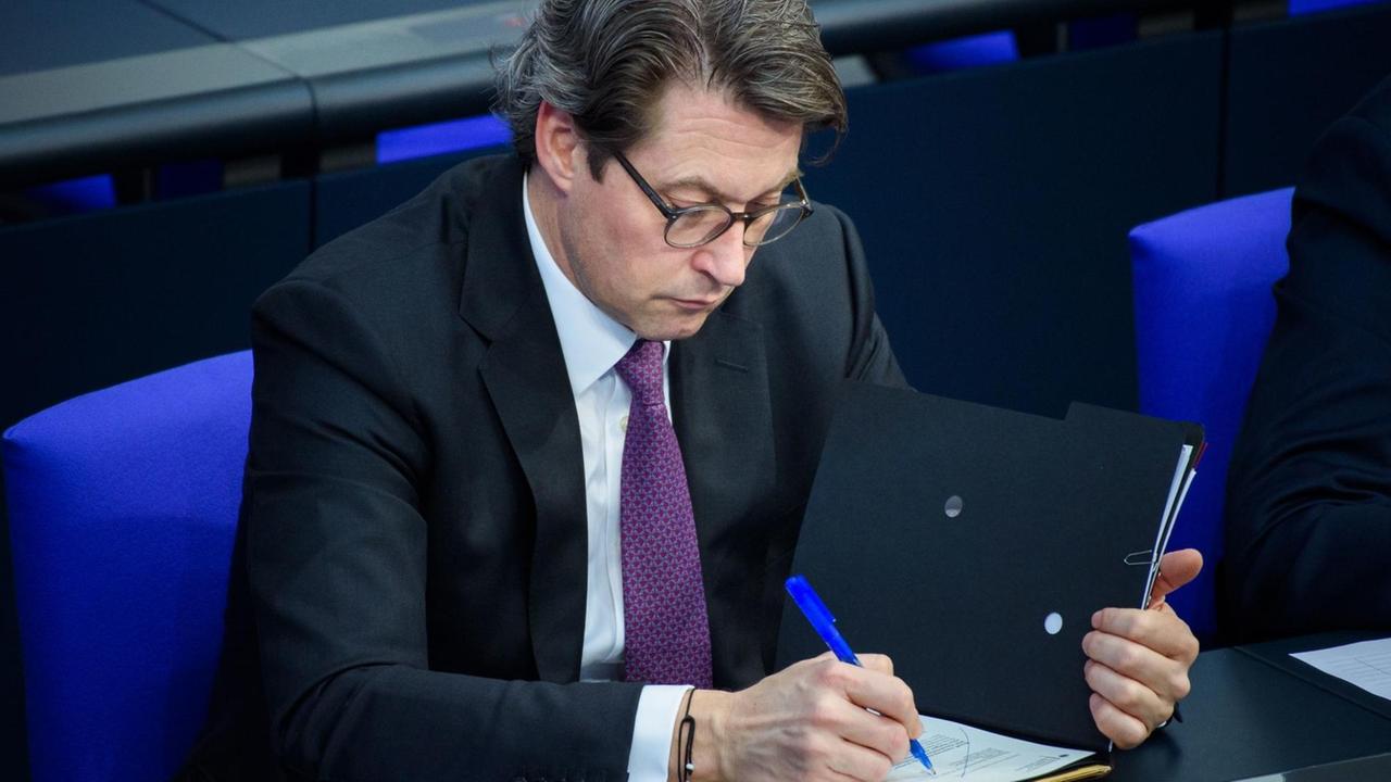 Bundes-Verkehr-Minister Scheuer sitzt im Bundestag. Bundes-Verkehr-Minister Scheuer sitzt im Bundestag.