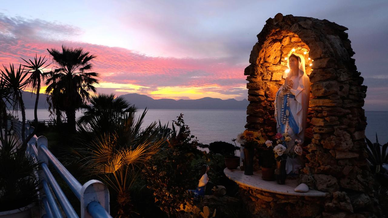 Eine Marienstatue in Trappeto bei Sonnenuntergang Eine Marienstatue in Trappeto bei Sonnenuntergang
