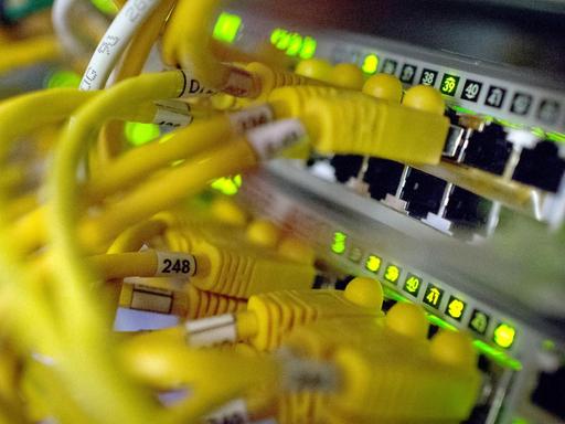 Zahlreiche Netzwerkkabel stecken am 21.07.2014 in Routern in einem Serverrraum im Zentrum für IT-Sicherheit in Bochum (Nordrhein-Westfalen).