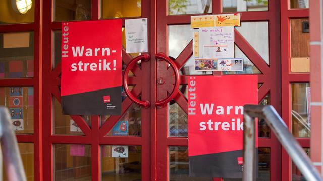 Plakate mit der Aufschrift "Heute: Warnstreik" am 21.04.2016 in Nürnberg an der Eingangstür einer Kindertagesstätte.