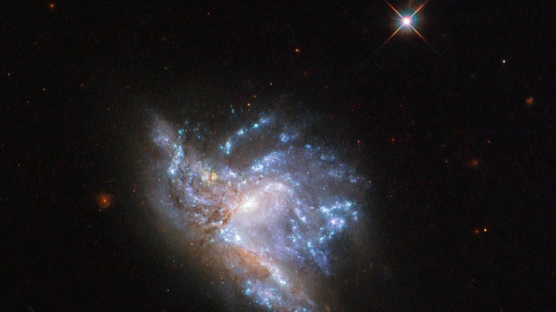 Die Galaxie NGC 6052 erweist sich bei genauerem Hinsehen als Paar kollidierender Galaxien