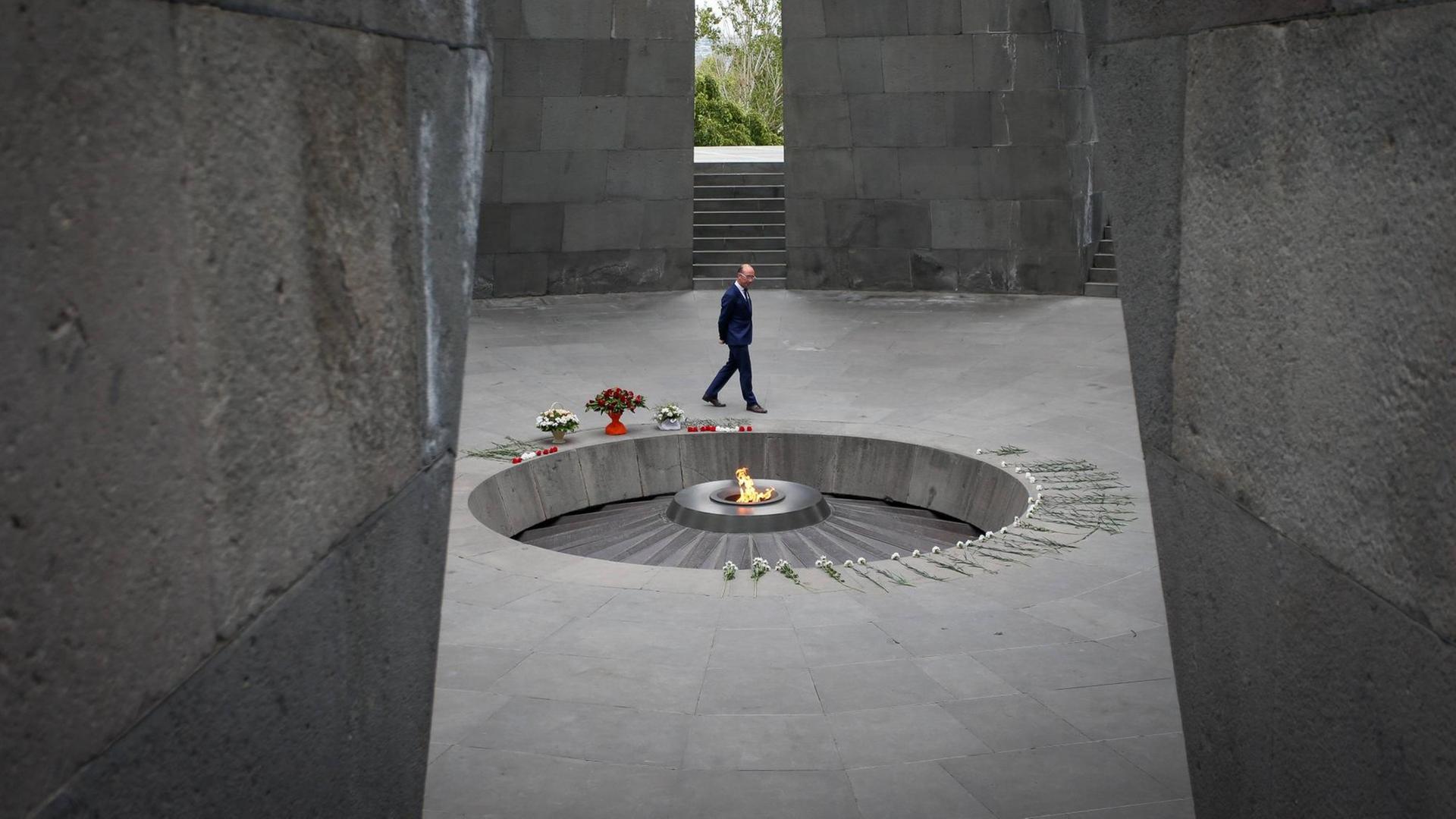 Der belgische Politiker Rudy Demotte an der Genozid-Gedenkstätte in Eriwan.
