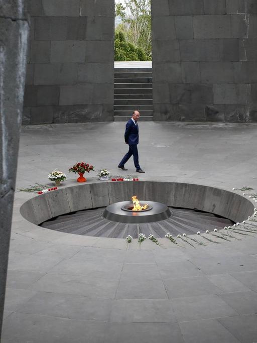 Der belgische Politiker Rudy Demotte an der Genozid-Gedenkstätte in Eriwan.