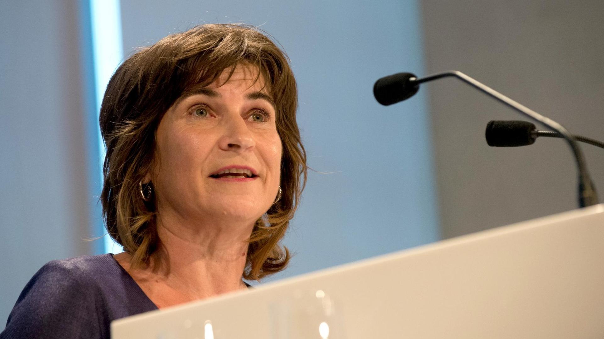 Die niederländische Ministerin für internationale Entwicklung, Lilianne Ploumen, im Juni 2013 im Mercedes Benz-Museum in Stuttgart (Baden-Württemberg). Die niederländische Ministerin für internationale Entwicklung, Lilianne Ploumen, im Juni 2013 im Mercedes Benz-Museum in Stuttgart (Baden-Württemberg).
