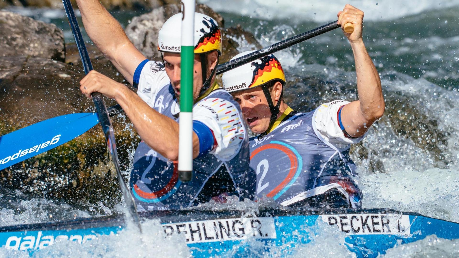 Die deutschen Kanuten Robert Behling (l) und Thomas Becker im Canadier-Zweier bei der Kanu-Slalom Weltmeisterschaft 2017 am 29.09.2017 in Pau (Frankreich). Die deutschen Kanuten Robert Behling (l) und Thomas Becker im Canadier-Zweier bei der Kanu-Slalom Weltmeisterschaft 2017 am 29.09.2017 in Pau (Frankreich).