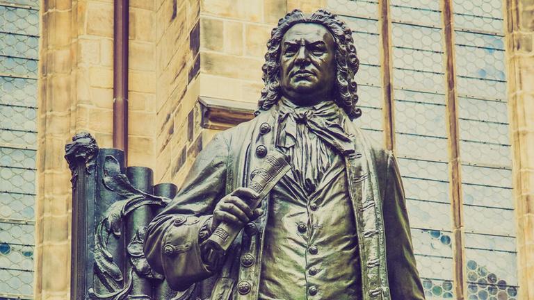 Blick auf das Bach-Denkmal vor der Thomaskirche. Blick auf das Bach-Denkmal vor der Thomaskirche.