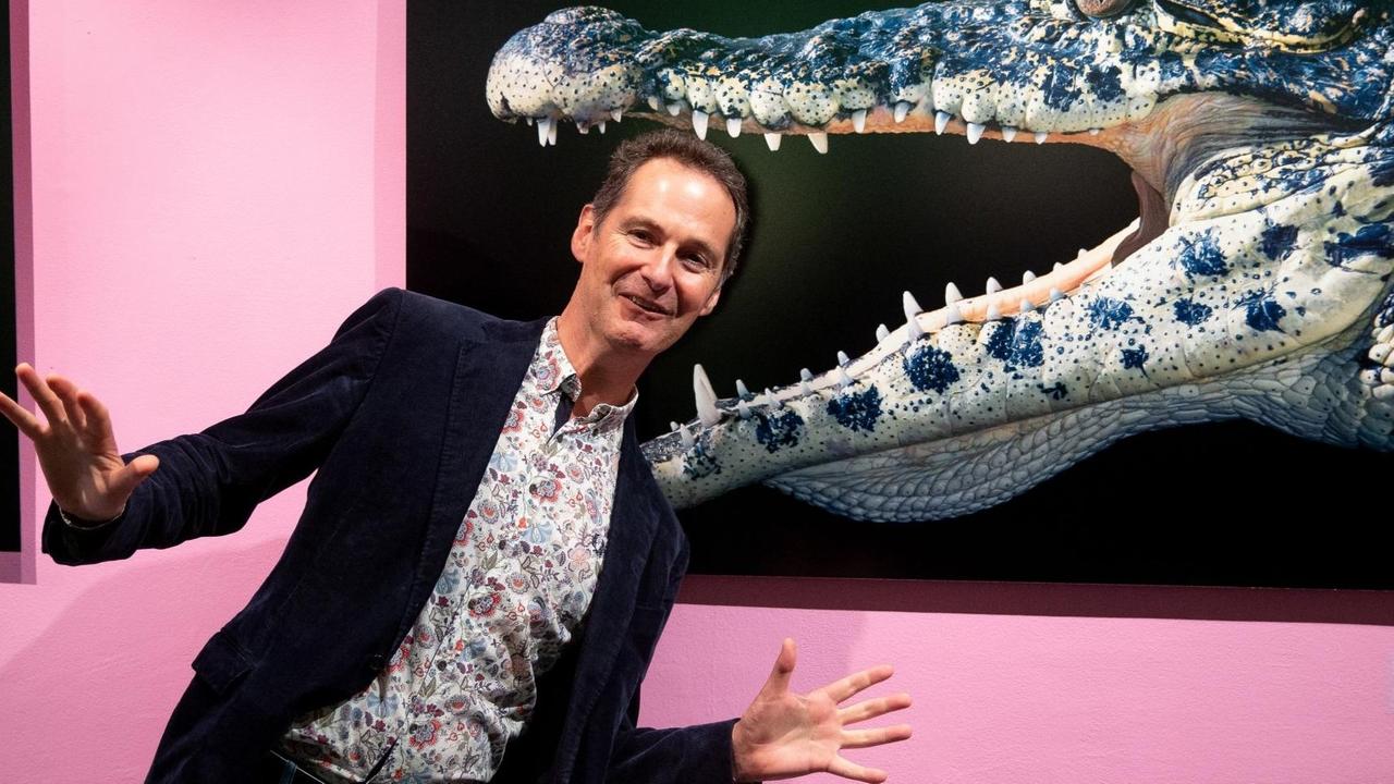 Der britische Tierfotograf Tim Flach bei einer seiner Ausstellungen in Moskau (2018). Er steht vor der Aufnahme eines Krokodils. Der britische Tierfotograf Tim Flach bei einer seiner Ausstellungen in Moskau (2018). Er steht vor der Aufnahme eines Krokodils.
