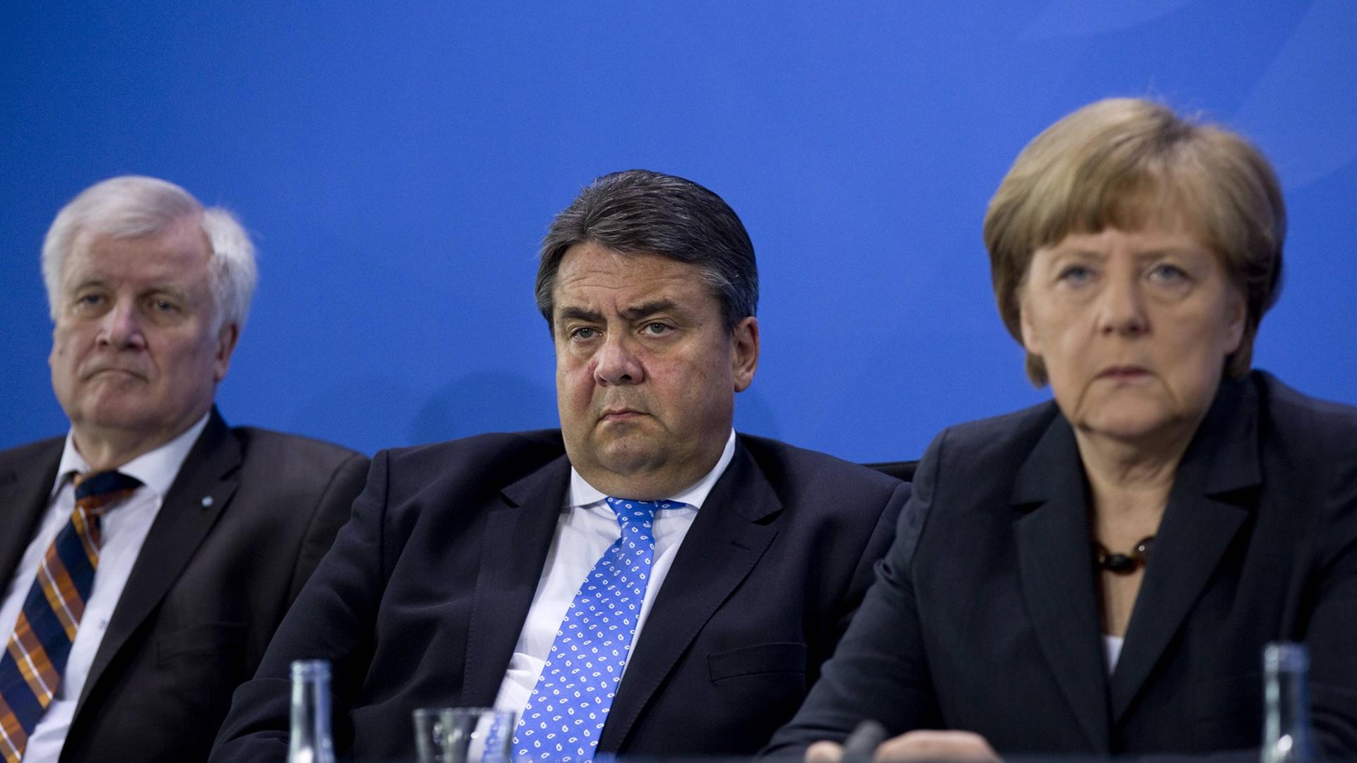 Bayerns Ministerpräsident Horst Seehofer, CSU, Wirtschaftsminister Sigmar Gabriel, SPD, Bundeskanzlerin Angela Merkel, CDU (v.l.n.r.) Bayerns Ministerpräsident Horst Seehofer, CSU, Wirtschaftsminister Sigmar Gabriel, SPD, Bundeskanzlerin Angela Merkel, CDU (v.l.n.r.)