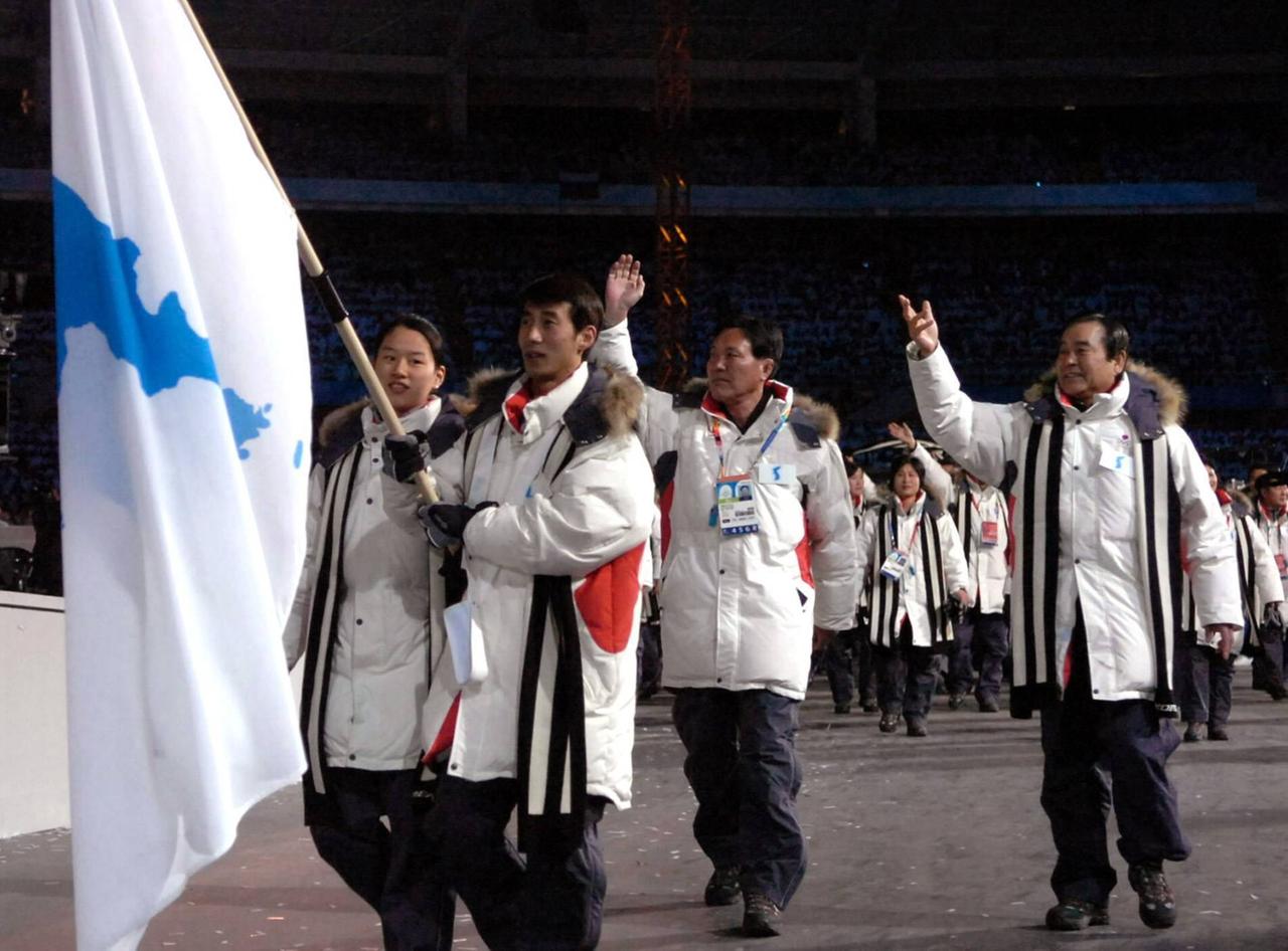 Einmarsch der Olympiamannschaften von Nordkorea und Südkorea unter einer Flagge. 
