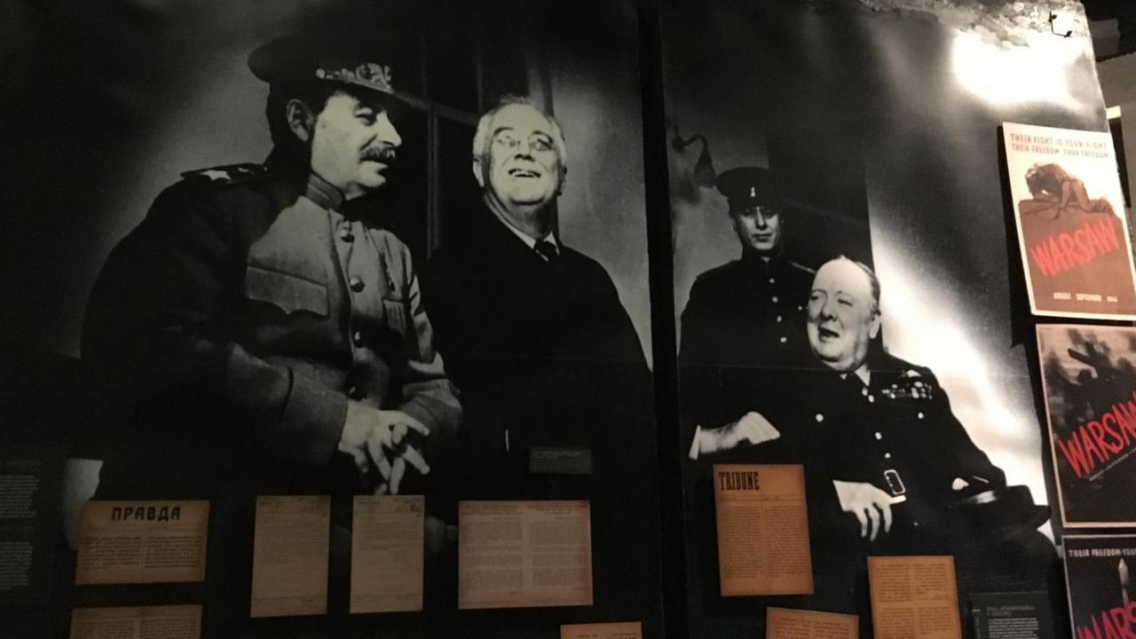 Roosevelt, Churchill und Stalin im Museum des Warschauer Aufstands Roosevelt, Churchill und Stalin im Museum des Warschauer Aufstands