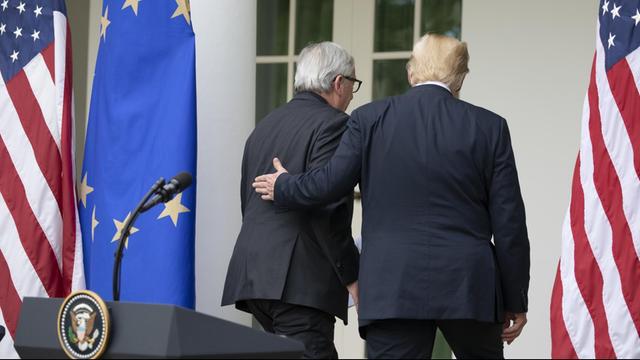 EU-Kommissionspräsident Juncker und US-Präsident Trump verlassen nach ihrer Pressekonferenz den Rosengarten des Weißen Hauses in Washington.