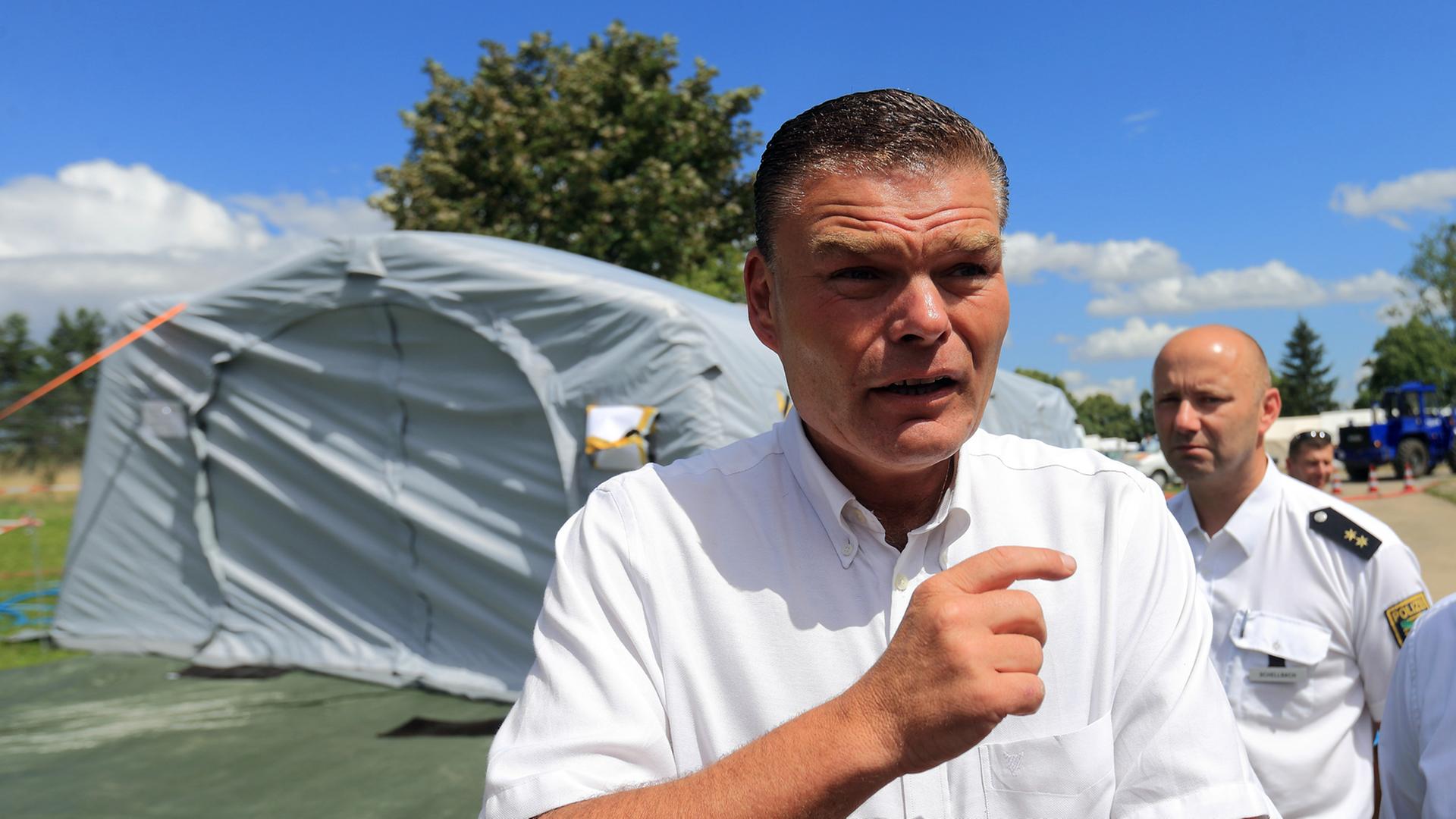 Holger Stahlknecht (CDU), Innenminister Sachsen-Anhalts, am 25.07.2015 in der Zentralen Anlaufstelle für Asylbewerber (ZASt) in Halberstadt. Eine provisorisch Zeltstadt auf dem Gelände der Einrichtung soll die Aufnahmekapazität deutlich erhöhen. Holger Stahlknecht (CDU), Innenminister Sachsen-Anhalts, am 25.07.2015 in der Zentralen Anlaufstelle für Asylbewerber (ZASt) in Halberstadt. Eine provisorisch Zeltstadt auf dem Gelände der Einrichtung soll die Aufnahmekapazität deutlich erhöhen.