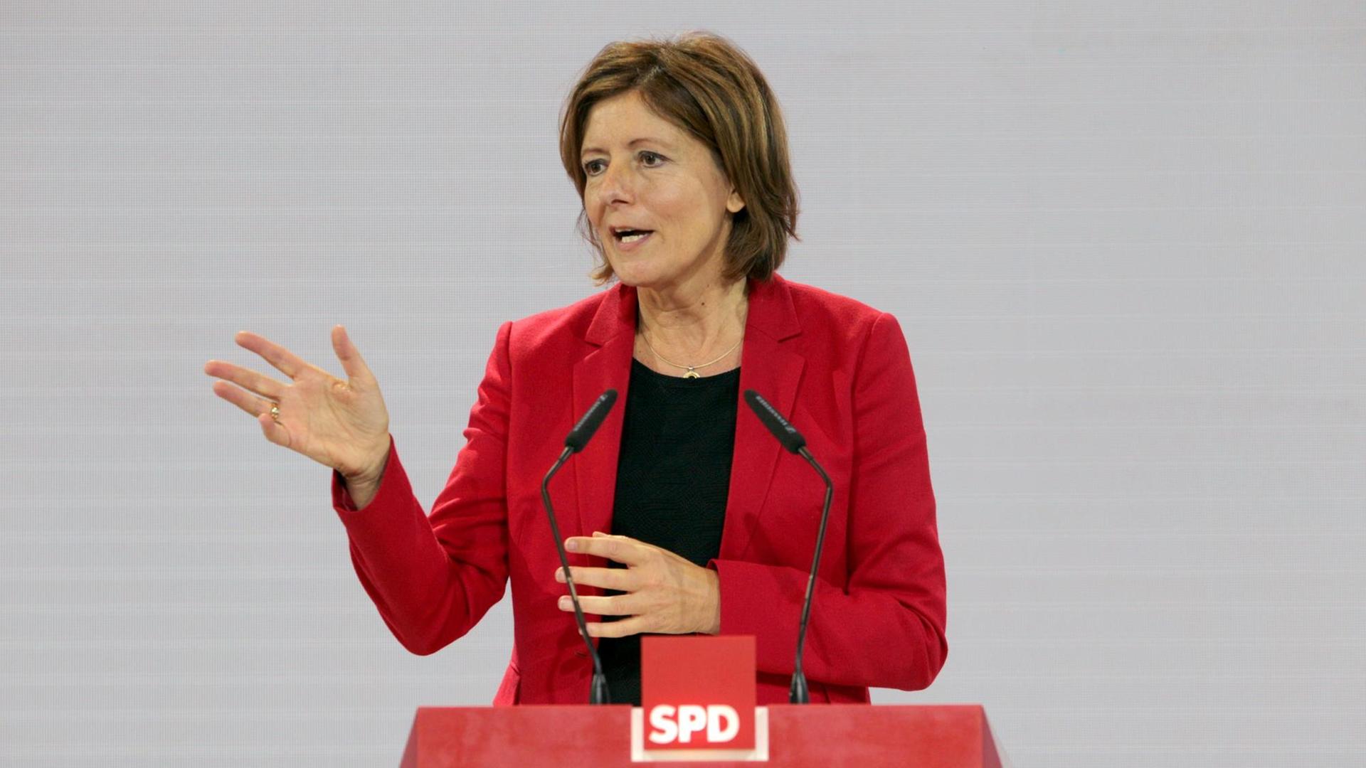 Die rheinland-pfälzische Ministerpräsidentin Malu Dreyer (SPD) spricht am 11.10.2015 auf dem Perspektivenkongress der SPD in der Coface Arena in Mainz (Rheinland-Pfalz). Die rheinland-pfälzische Ministerpräsidentin Malu Dreyer (SPD) spricht am 11.10.2015 auf dem Perspektivenkongress der SPD in der Coface Arena in Mainz (Rheinland-Pfalz).