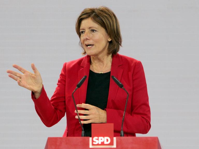 Die rheinland-pfälzische Ministerpräsidentin Malu Dreyer (SPD) spricht am 11.10.2015 auf dem Perspektivenkongress der SPD in der Coface Arena in Mainz (Rheinland-Pfalz).