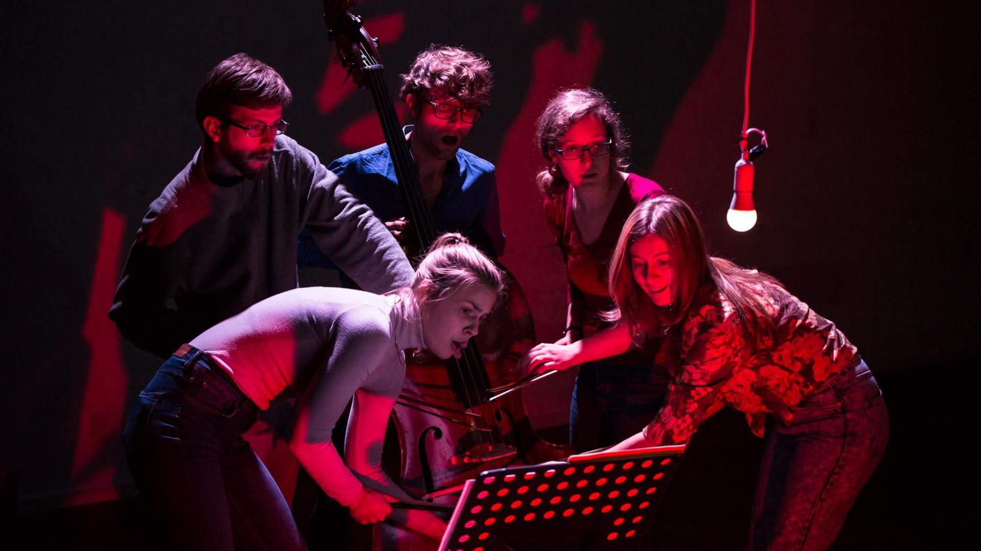 Fünf junge Musikerinnen und Musiker proben im Institut 'klangzeitort' ein zeitgenössisches Stück
