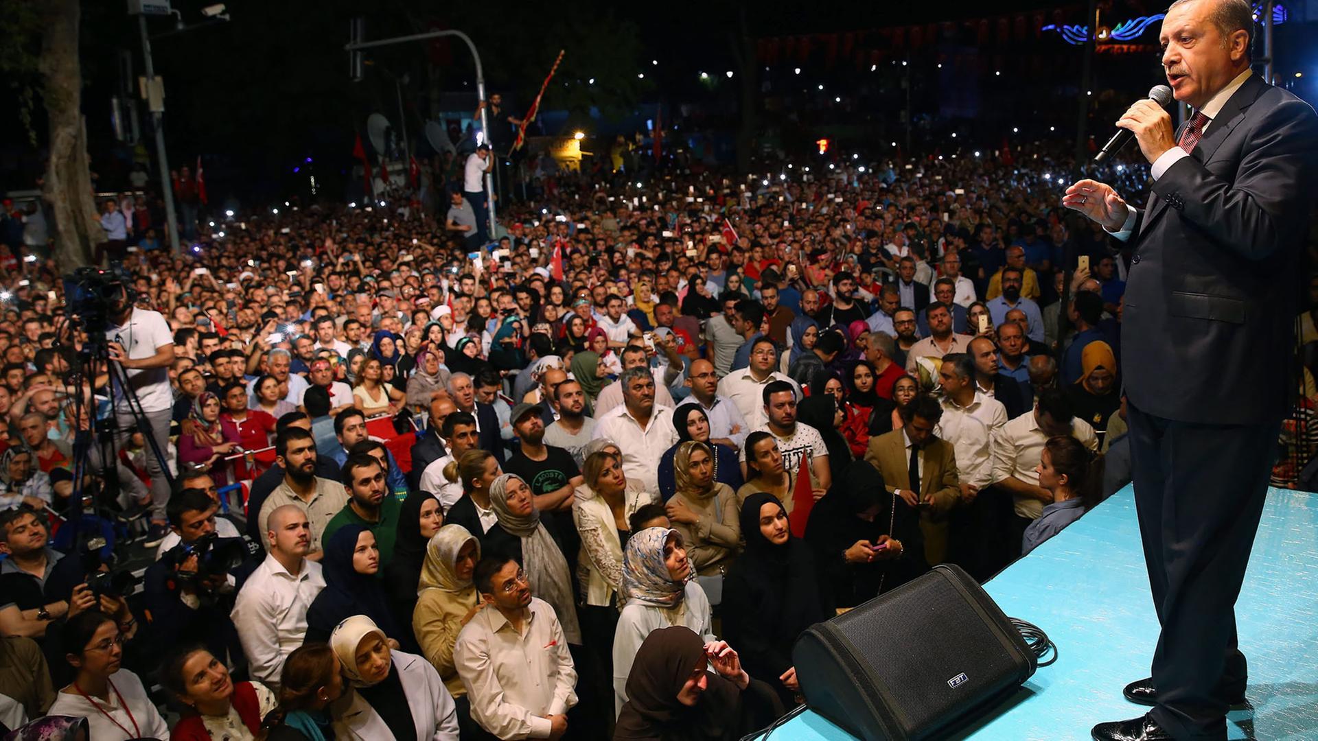 Der türkische Präsident Recep Tayyip Erdogan spricht in der Nacht des 18. Juli 2016 in Istanbul. Der türkische Präsident Recep Tayyip Erdogan spricht in der Nacht des 18. Juli 2016 in Istanbul.